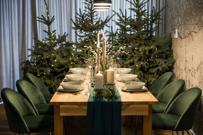 Świąteczna aranżacja wnętrza. Piękne dekoracje z iglastych gałązek do każdego wnętrza