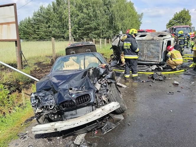 Fatalne skutki wyprzedzania! Uderzone auto stanęło w płomieniach. Zginęła jedna osoba