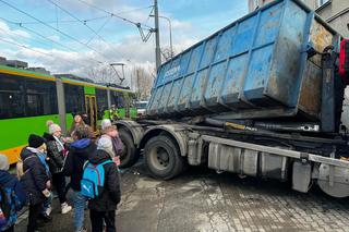 Ciężarówka zderzyła się z tramwajem na ul. 28 Czerwca! Ranne dziecko! 