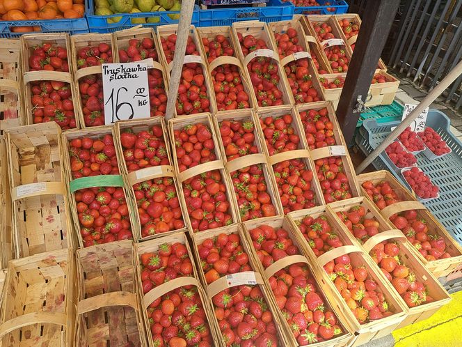 Ceny truskawek na placu Imbramowskim w Krakowie