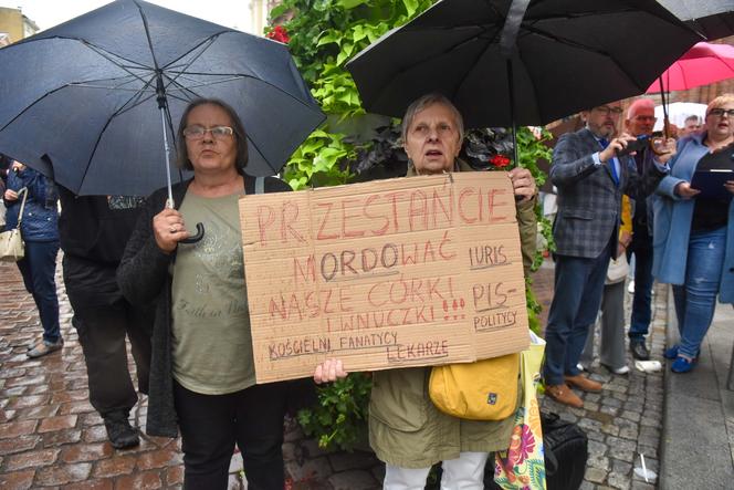 Tłum zwolenników aborcji protestował w centrum miasta. Manifestacja ruszyła pod kurię biskupią i siedzibę PiS