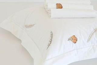 Motyw piór na poduszkach