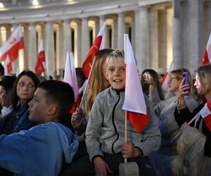 Zło dobrem zwyciężaj. Setki osób czuwały w Watykanie w rocznicę wyboru Jana Pawła II