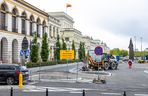 Sadzenie zieleni na placu Bankowym w maju 2025 r.