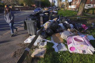 W. Brytania/ W Birmingham od miesiąca strajkują pracownicy wywożący śmieci, na ulicach szczury wielkości kota