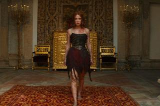 Millie Bobby Brown jako niepokorna księżniczka Disneya.