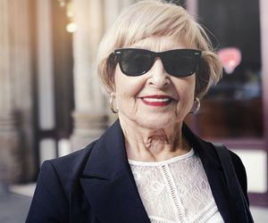 Kolory dla dojrzałych. Co wybierać i jak je łączyć w stylizacjach?