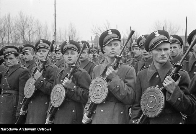 QUIZ PRL. Od Lenino do „fali”: Sprawdź, czy przetrwałbyś w wojsku PRL. Tylko dla orłów!
