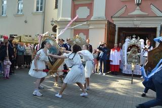 Taniec feretronów podbija sieć! Czym jest kaszubski pokłon?