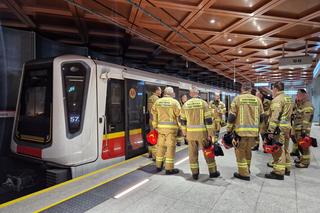 Wypadek w metrze i wydobywanie osób poszkodowanych spod pociągu. Nocne ćwiczenia strażaków