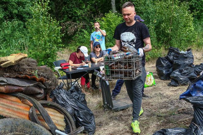 Prezydent Szczecina pomógł w sprzątaniu Plaży Mieleńskiej