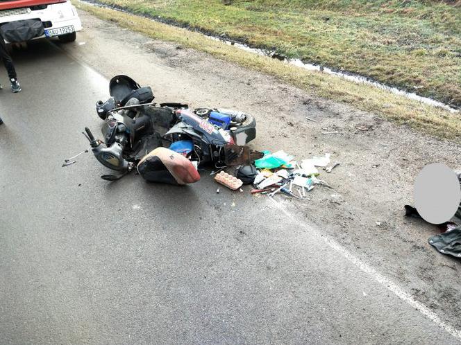 Augustów. Tragiczny wypadek. Skuter wjechał pod ciężarówkę. Mężczyzna nie żyje