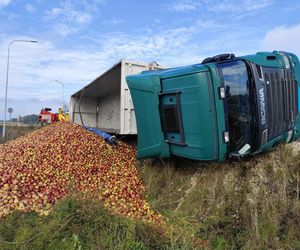 Przewrócona ciężarówka zablokowała rondo. 30 ton jabłek na drodze