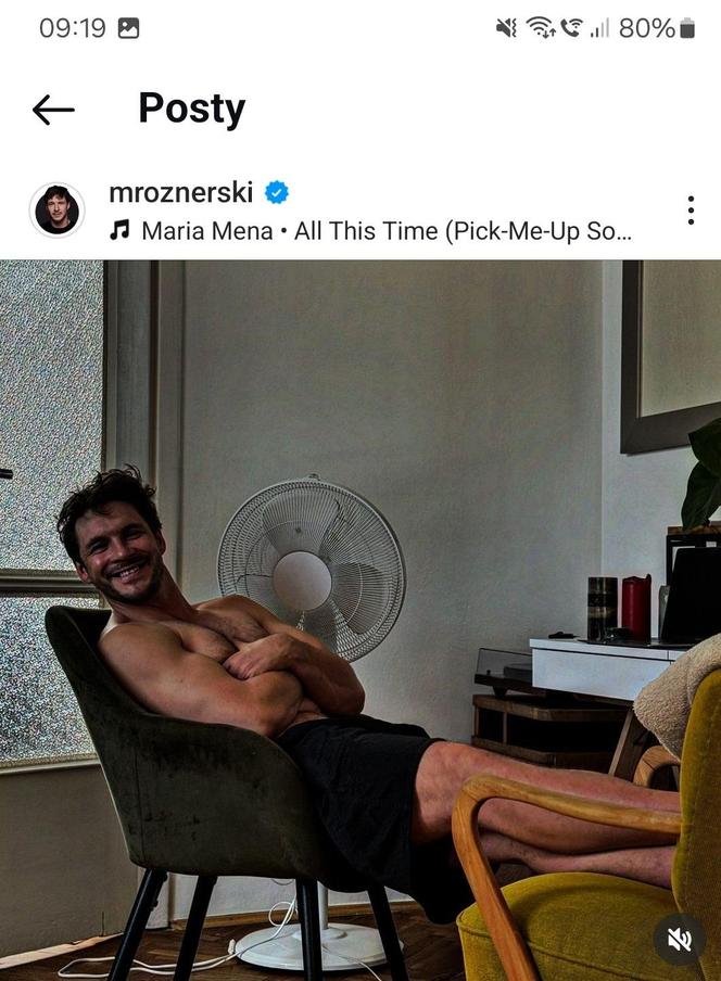 Mikołaj Roznerski na Instagramie w mieszkaniu w Warszawie