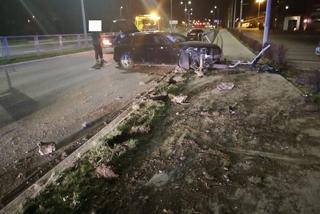 Niebezpieczne manewry na drogach. Kraksa w Lesznie i dachowanie pod miastem