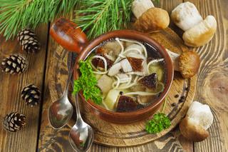 Mniamuśna zupa borowikowa: przepis na grzybową z prawdziwkami, makaronem i ziemniakami