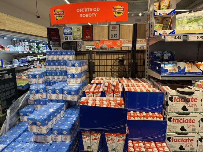 W Polsce za 1 kg cukru w regularnej cenie trzeba zapłacić 2,99 zł. Litr mleka w kartonie to 3,79 zł. 