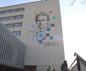 Na gmachu WPiA UMCS można podziwiać mural z wizerunkiem Marii Curie-Skłodowskiej 