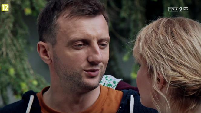 M jak miłość odc. 1452 po wakacjach 2019. Bartek (Arkadiusz Smoleński), Ula (Iga Krefft)