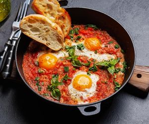 Egzotyczne, aromatyczne i pikantne. Poznaj afrykańską wersję szakszuki