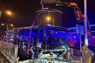 Autobus wjechał w przejście podziemne na rondzie Reagana we Wrocławiu. Kierowca nie żyje, dwie osoby ciężko ranne