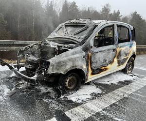 Pożar samochodu na trasie S7 obok węzła Kielce-Południe