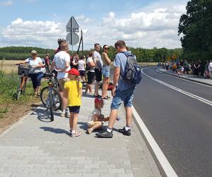 W Henrykowie koło Leszna kibice czekają na kolarzy 80. Tour de Pologne 