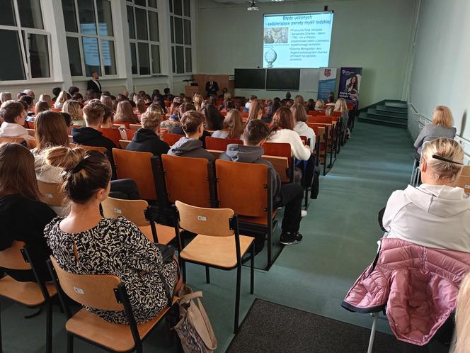 Podczas Festiwalu Nauki i Sztuki każdy chętny może brać udział w wykładach, warsztatach i innych wydarzeniach odbywających się w Uniwersytecie