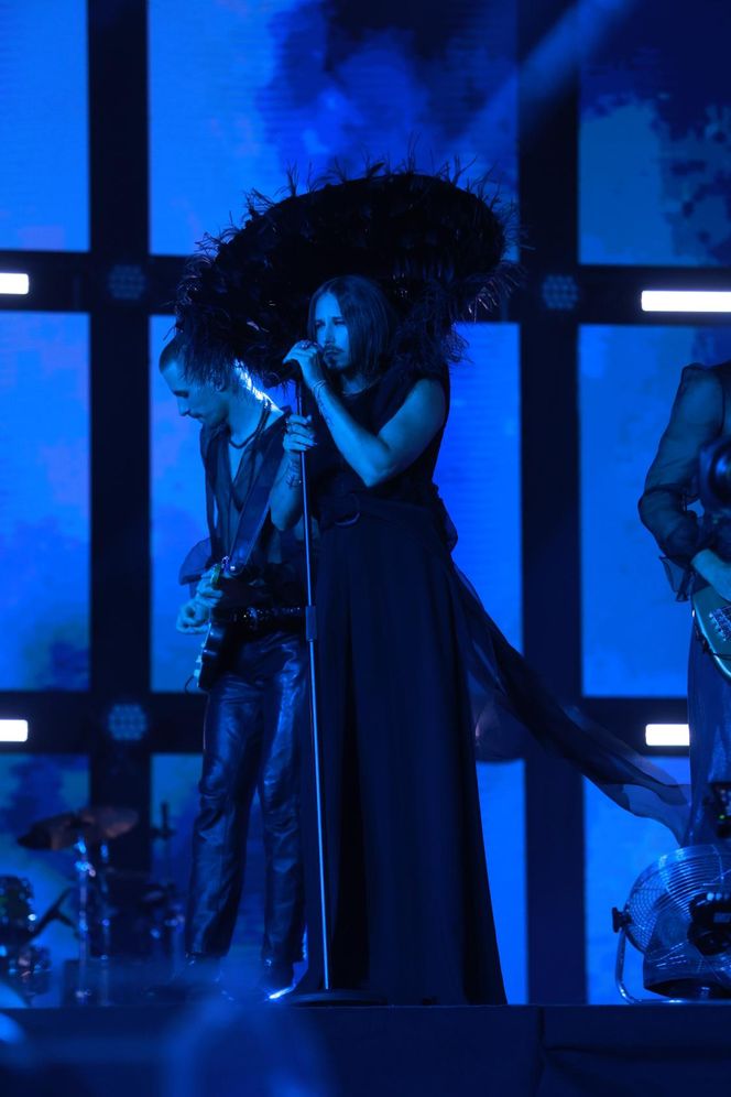 Michał Szpak tak się przejął na scenie, że zgubił mikrofon! Na szczęście nie był sam