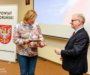 „Niech połączy nas hymn” - piękna, kolorowa premiera w siedzibie Starostwa Powiatowego