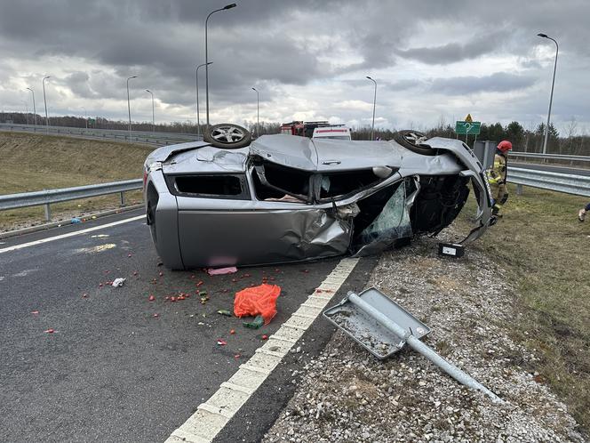 Horror w powiecie wołomińskim. Przerażający wypadek. Honda koziołkowała przez kilkadziesiąt metrów