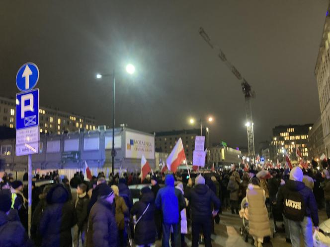 Przed siedzibą TVP odbył się protest. Uczestnicy skandowali "Wolne media!"