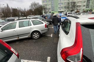Drogowa demolka na Mokotowie. Rozbiła 8 samochodów, w aucie walały się butelki