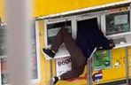  22-latek włamał się do kiosku. Nagrała go kobieta myjąca okna