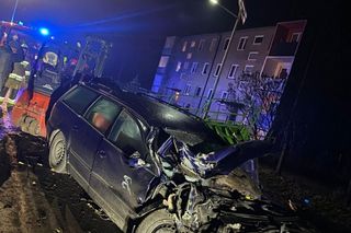 Kierowca traktora dachował! Ciągnik zderzył się z osobówką