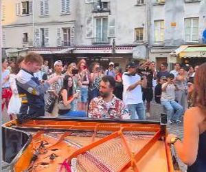 Flashmob w Paryżu - Bohemian Rapsody