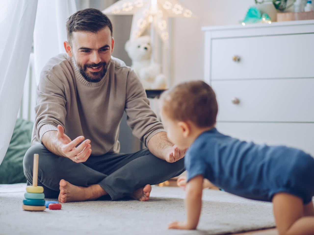 Raczkowanie i naśladowanie pieska. To już potrafi 10-miesięczne dziecko 