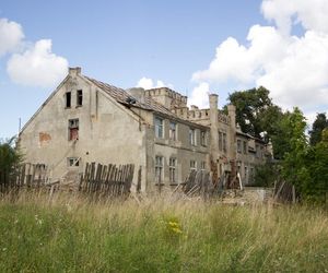 Ta wieś na Mazurach „pamięta” średniowiecze. Z tamtejszym dworem wiąże się zaskakująca legenda
