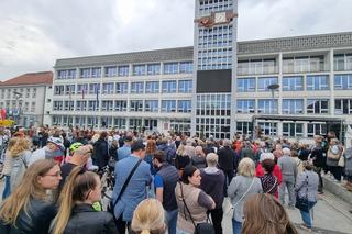 Trumny przed koszalińskim ratuszem. Mieszkańcy protestowali przeciwko zawieszeniu oddziału neurologii