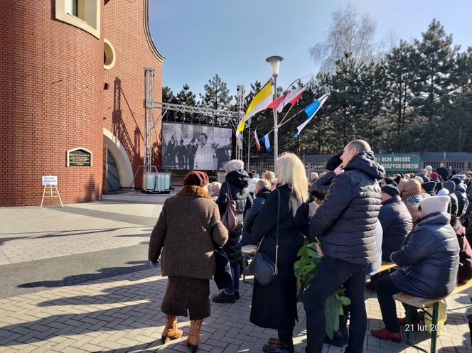 Pełne łez ostatnie pożegnanie duchownego z Kłobucka. Ukochanego proboszcza żegna tłum mieszkańców i wiernych