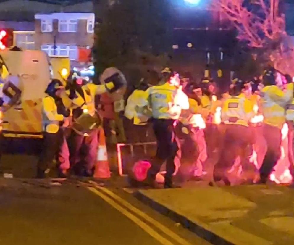 Kibice Legii walczą z angielską policją przed meczem Aston Villa - Legia Warszawa