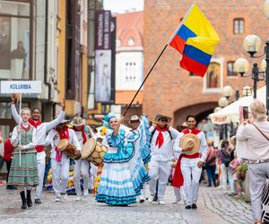Dni Folkloru w Olsztynie 2025. Ulicami Starego Miasta przeszedł barwny korowód