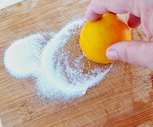 Cytryna i sól zamiast chemii! Ten domowy patent robi furorę
