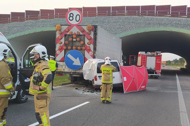 Samochód wjechał w pojazd służby drogowej. Tragiczny wypadek na S5 w powiecie rawickim 