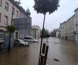 Zagrożenie powodziowe. Głuchołazy. Woda przelała się przez wały. Zalewa miasto