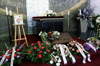 Ostatnie pożegnanie twórcy Samych swoich. Tłum gwiazd odprowadził trumnę na Powązkach