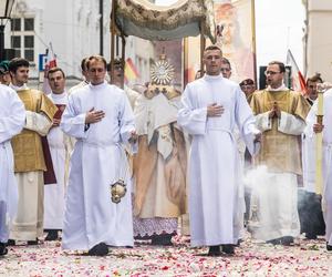 Procesja Bożego Ciała w Krakowie. Tłumy na ulicach miasta 