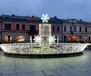 Nowy Sącz powoli zmienia kolory. Na ulicach miasta robi się coraz bardziej świątecznie!