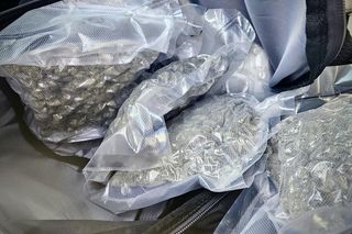 Pilscy mundurowi zdjęli z czarnego rynku 5 kilogramów narkotyków