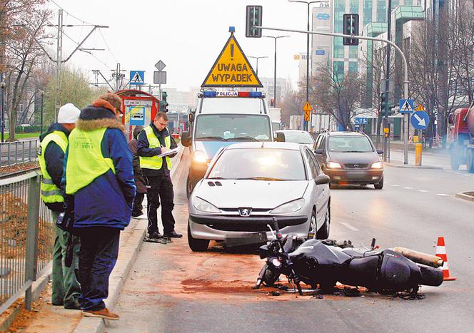 Motocykl wbił się w peugeota